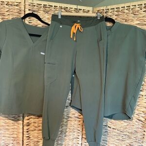 Figs Moss Catarina and Rafaela top and jogger bottom